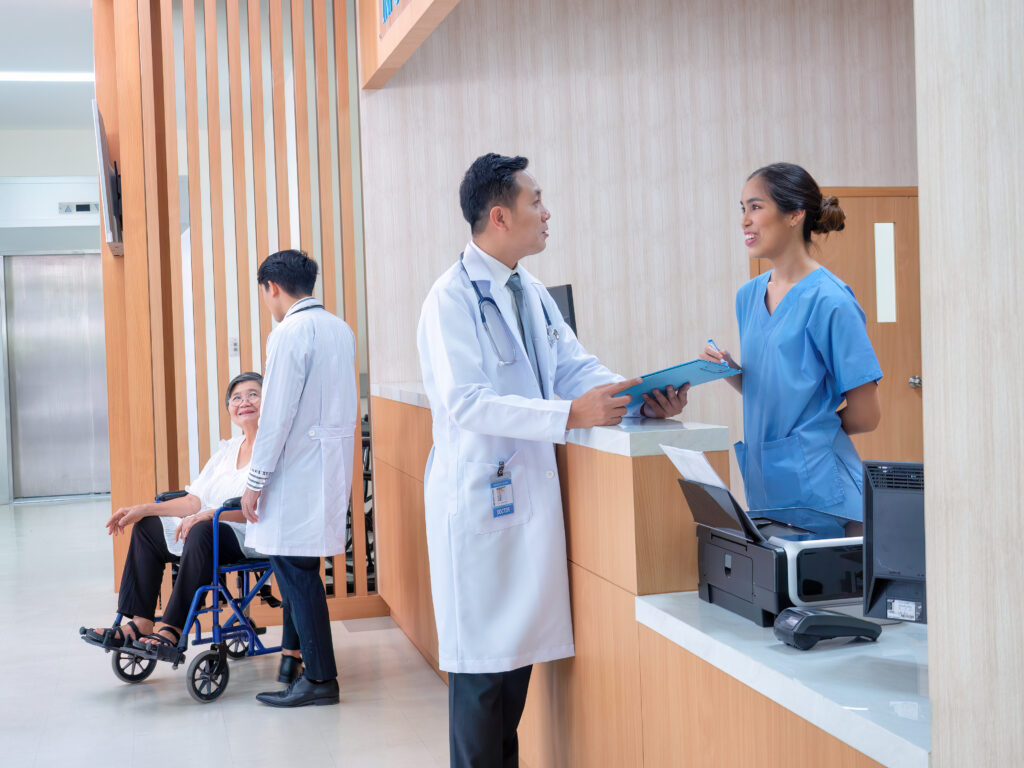 At Hospital Hall Patient Sit Waiting Information Counter Doctor Speaking To Administrative Crew - Cesanto Assessoria Empresarial | Escritório de Contabilidade na Zona Sul - SP